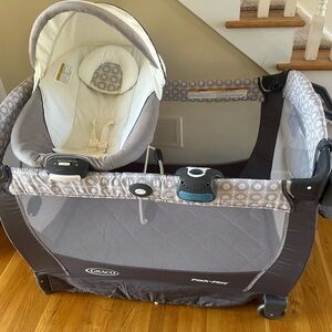 Graco Pack 'n Play Playard with Bassinet - Gray